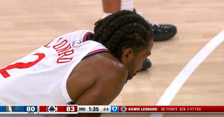 皇冠体育官方入口-连珠炮！小卡连中三分率队夺回优势 罕见吐舌庆祝