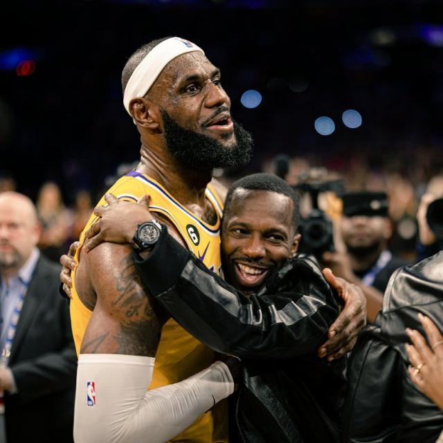 皇冠体育-富保罗辟谣联手詹姆斯买NBA球队：我真的买不起